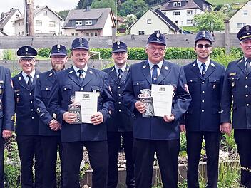 Die FFW Ebersdorf freut sich &uuml;ber die staatlichen Ehrungen von G&uuml;nter Dormann (Vierter von rechts) und Werner S&ouml;llner (F&uuml;nfter von links) mit dem Ehrenzeichen in Gold.