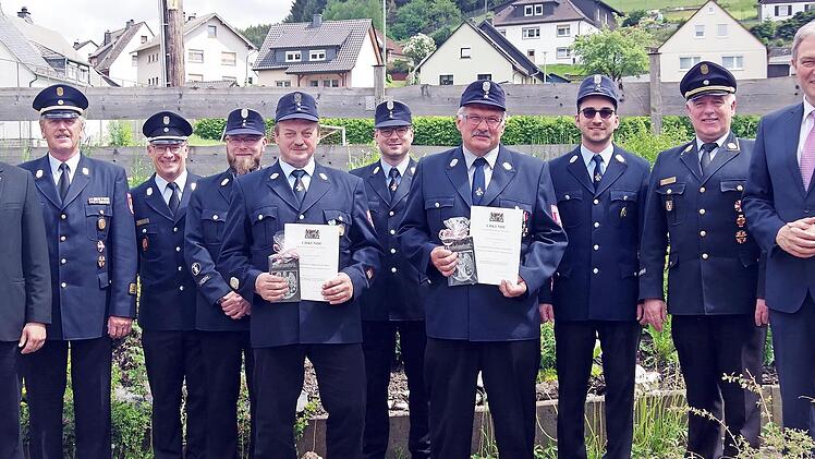Die FFW Ebersdorf freut sich &uuml;ber die staatlichen Ehrungen von G&uuml;nter Dormann (Vierter von rechts) und Werner S&ouml;llner (F&uuml;nfter von links) mit dem Ehrenzeichen in Gold.
