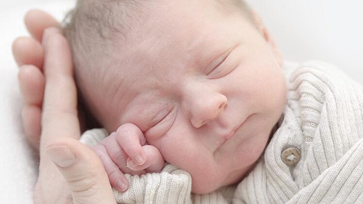 Kronach: Au&szlig;ergew&ouml;hnliche Geburt in Helios Frauenklinik - Neujahrsbaby "hatte es eilig"
