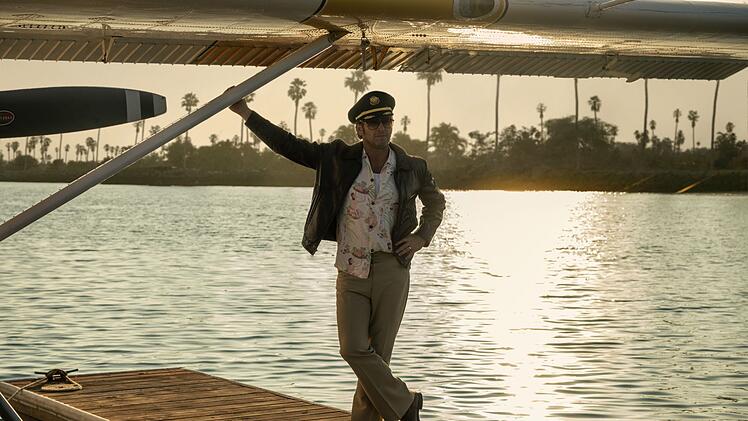 Douglas (Josh Lucas), wie er sich am liebsten sieht: als coolen Piloten mit Schlag bei den Frauen. Seine Ehe mit Maxine ist stark strapaziert und dennoch lieben sie sich. Dummerweise hat er eine andere geschw&auml;ngert, und seine Tante Norma besteht darauf, dass er sich scheiden l&auml;sst, um die junge Mitzi zu heiraten.