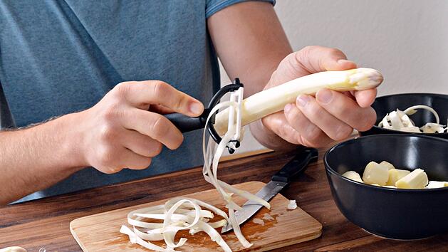 Spargel richtig sch&auml;len: Diesen Fehler macht fast jeder