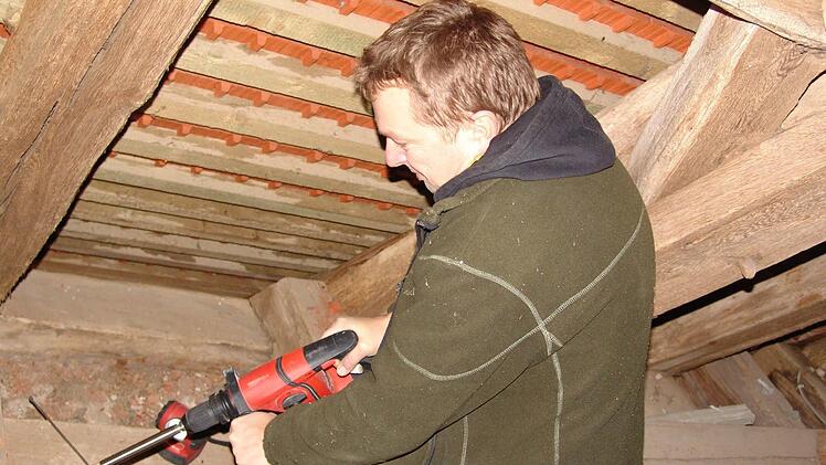 Dendrologe Georg Brütting entnimmt Proben aus dem Gebälk der Kreuzbergkirche. Fotos: Erlwein