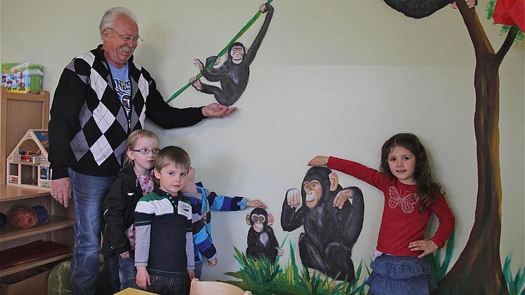 Ehrenamtlich malte Hobbykünstler Gerhard Appel die Affengruppe und ein Delphin-Szenario auf die Wände des Kindergartens St. Andreas.