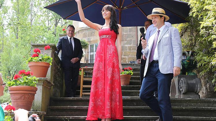 Sarah-Anessa Hitzschke grüßt die Fans von der Treppe zum Schloss auf dem Gartenfest Eyrichshof ; rechts: Hermann Freiherr von Rotenhan Foto: Matthias Hoch