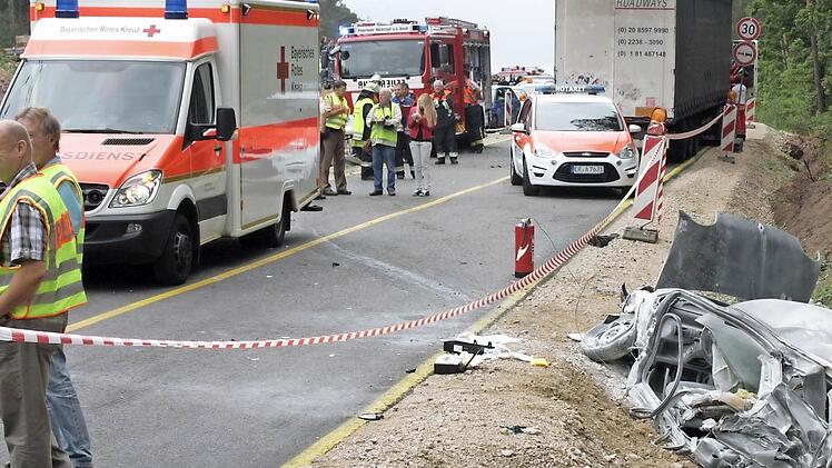 Nur noch ein Haufen Schrott blieb vom Fluchtauto des Bankräubers übrig. Foto: Andreas Dorsch/Archiv