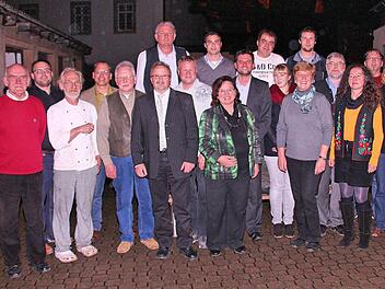 Gruppenbild mit Bürgermeisterkandidat: Paul Merklein (Sechster von links) und die Kandidaten von Forum Aktiv für die Stadtratswahl am 16. März nächsten Jahres.  Foto: Dieter Britz