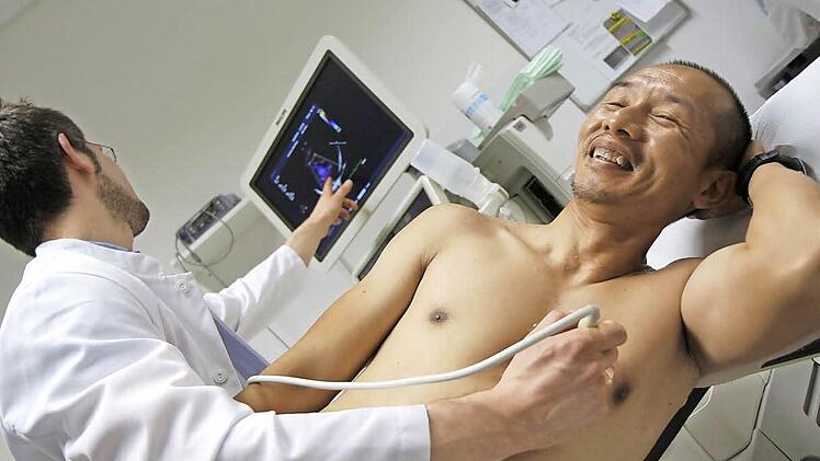 Zuversichtlich, dass er den Ironman als wohl erster Laote schafft: Inthy Deuansavan im Bamberger Klinikum beim Ultraschall mit Kardiologe Paul Zimmermann. Fotos: Sebastian Martin