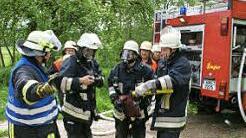 Die Verletzten-Bergung ist kompliziert: Staffelführer Tobias Müller weist die Verstärkung ein.