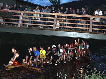 Patschnass, aber happy kamen die Teilnehmer der Fackelfloßfahrt an der Floßlände an. Zahlreiche Zuschauer beobachteten das.  Fotos: Michael Wunder