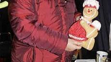 Rosemarie Pfaffenberger zeigt einen genähten Lebkuchenmann.