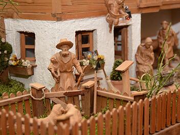 Sammlerstücke schmücken die Krippe der Familie Dremer in Stadtsteinach. Die Figuren wurden von dem bekannten Künstler Karl Kuolt geschnitzt. Foto: Dagmar Besand