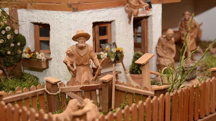Sammlerstücke schmücken die Krippe der Familie Dremer in Stadtsteinach. Die Figuren wurden von dem bekannten Künstler Karl Kuolt geschnitzt. Foto: Dagmar Besand