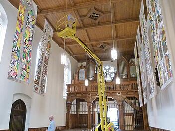 Mit Hilfe eines Hubsteigers konnten die Entwurfkartons an die Decke der St. Elisabeth-Kirche gehängt werden. Fotos: Marion Krüger-Hundrup