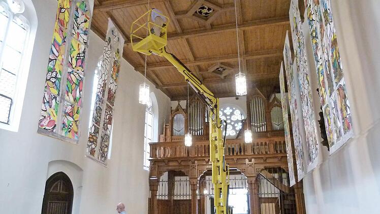 Mit Hilfe eines Hubsteigers konnten die Entwurfkartons an die Decke der St. Elisabeth-Kirche gehängt werden. Fotos: Marion Krüger-Hundrup