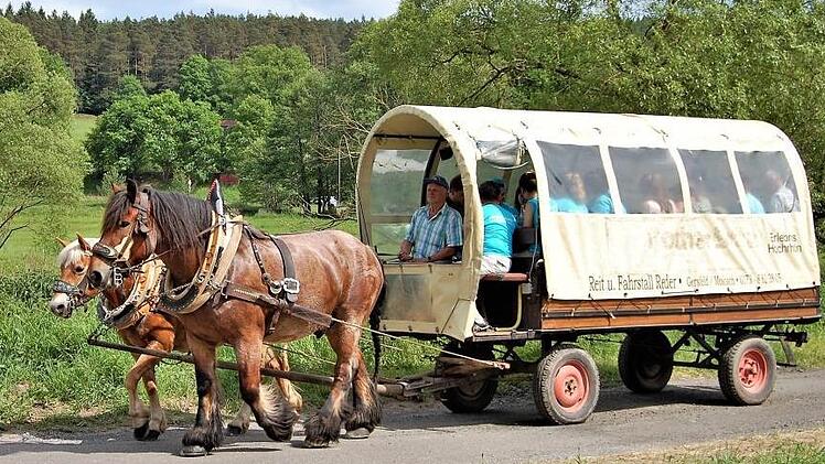 Mit dem Planwagen wurden Dorf und Landschaft erkundet.  Fotos: Sigismund von Dobschütz