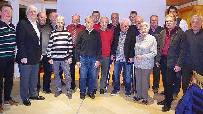 Diese ehemaligen Kronacher Fußballer feierten nochmals die Bezirksliga-Meisterschaft des Jahres 1967, im Bild mit Bürgermeister Wolfgang Beiergrößlein (3. von rechts), Rosemarie Mohnkorn (5. von rechts) und Michael Mohnkorn (2. von rechts).  Foto: Heike Schülein