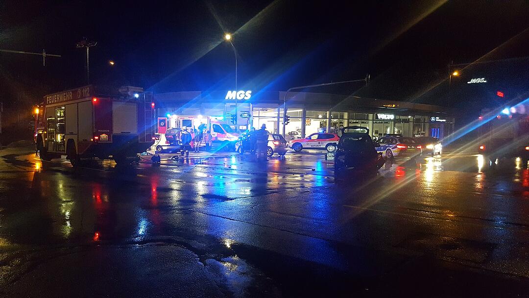 Unfall Bayreuth: Feuerwehr rettet Frau aus Auto