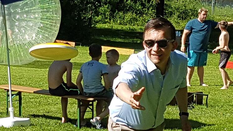 Jens Korn spielt Frisbee.J&uuml;rgen Schlee