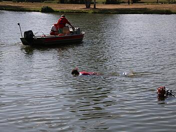 Tod im Badesee: Ein 26 Jahre alter Mann ist in einem fr&auml;nkischen Badesee ums Leben gekommen. Die Einsatzkr&auml;fte von  Feuerwehr, Polizei, DLRG und Rettungsdienst, die nach der Alarmierung zum Unfallort geeilt waren, konnten den 26-J&auml;hrigen zun&auml;chst nicht finden. Symbolbild: Alexander Hartmann