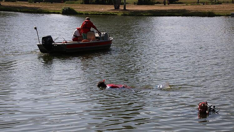 Tod im Badesee: Ein 26 Jahre alter Mann ist in einem fr&auml;nkischen Badesee ums Leben gekommen. Die Einsatzkr&auml;fte von  Feuerwehr, Polizei, DLRG und Rettungsdienst, die nach der Alarmierung zum Unfallort geeilt waren, konnten den 26-J&auml;hrigen zun&auml;chst nicht finden. Symbolbild: Alexander Hartmann