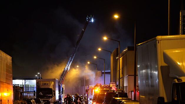 Lagerhalle einer Recyclingfirma steht in Vollbrand
