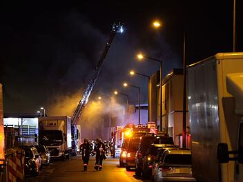 Lagerhalle einer Recyclingfirma steht in Vollbrand