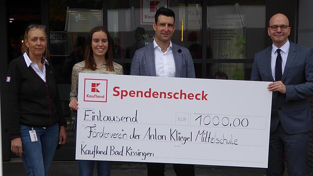 Zusammen mit Heike Bach, Kassenb&uuml;ro (links), &uuml;bergeben Hausleiterin Lena Sender und Verkaufsleiter Dominik Weber den Spendenscheck an Oberb&uuml;rgermeister  Dirk Vogel. Foto: Timo Hildmann