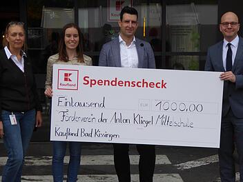 Zusammen mit Heike Bach, Kassenbüro (links), übergeben Hausleiterin Lena Sender und Verkaufsleiter Dominik Weber den Spendenscheck an Oberbürgermeister  Dirk Vogel. Foto: Timo Hildmann