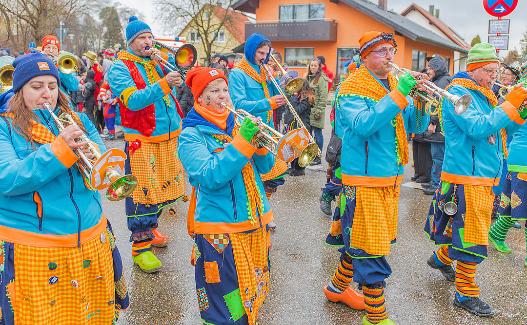 Buntes Faschingstreiben begeistert groß und klein.