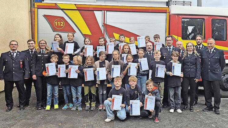 23 &bdquo;Feuerf&uuml;chse&ldquo; der Kinderfeuerwehr Ramsthal erhielten nach erfolgreicher Ausbildung das Abzeichen &bdquo;Kinderflamme&ldquo;.