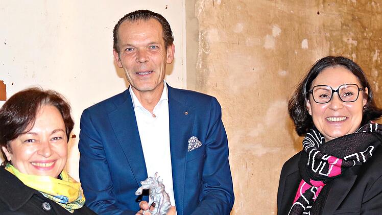 Eine historische Berganza-Ehrung: VR Bank-Vorstand Bamberg-Forchheim Thomas Schwarz &uuml;berreichte den Preis an Alona Grygoryeva aus der &bdquo;Freund statt fremd&ldquo;-Vorstandschaft. Rechts: Sylvia Michel, Vorsitzende des Kunstvereins Bamberg. Bertram Wagner