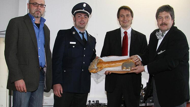 Projektleiter Alexander Hempfling (links) und Architekt Jörg Detsch (rechts) überreichen den symbolischen Schlüssel für das Haus.