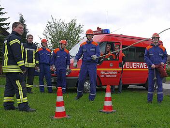 Nicht nur wie hier bei der Übung der Jugendgruppe, sondern auch beim Jubiläum ziehen die Mitglieder der Dietersdorfer Feuerwehr an einem Strang. Von links: Jugendwart Manuel Brasch, stellvertretender Kommandant Sebastian Häfner, Fabio Hanff, Lukas Strauch, Moritz Schindler, Wolfgang Brasch, Stefan Welz (beide im Auto) und Hannes Dellert. Foto: Berthold Köhler