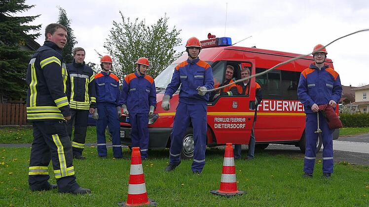 Nicht nur wie hier bei der Übung der Jugendgruppe, sondern auch beim Jubiläum ziehen die Mitglieder der Dietersdorfer Feuerwehr an einem Strang. Von links: Jugendwart Manuel Brasch, stellvertretender Kommandant Sebastian Häfner, Fabio Hanff, Lukas Strauch, Moritz Schindler, Wolfgang Brasch, Stefan Welz (beide im Auto) und Hannes Dellert. Foto: Berthold Köhler