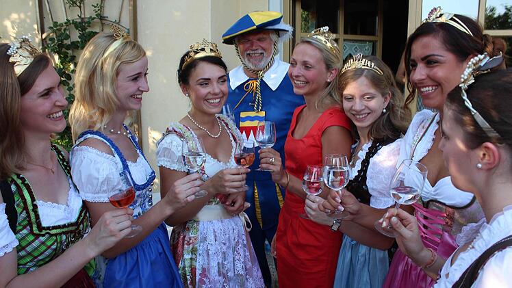 Beim Anblick so vieler charmanter Weinhoheiten mit Weinprinzessin Elisa Bätz und Weinkönigin Marion Wunderlich in der Mitte wird Landsknecht Willi Bedenk richtig geblendet.Foto: Pfannes