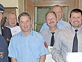 Sie sind die Stützen der Feuerwehr in Geusfeld und wurden dafür geehrt (von links): Georg Pfrang mit Kommandant Jürgen Fösel, Jürgen Weinbeer, Zweiter Kommandant Andreas Müller, Herbert Wagner, Gerd Müller, Ludwig Popp sowie Bürgermeister Matthias Bäuerlein. Foto: H. Kistner