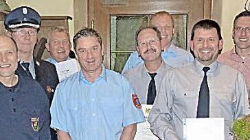 Sie sind die Stützen der Feuerwehr in Geusfeld und wurden dafür geehrt (von links): Georg Pfrang mit Kommandant Jürgen Fösel, Jürgen Weinbeer, Zweiter Kommandant Andreas Müller, Herbert Wagner, Gerd Müller, Ludwig Popp sowie Bürgermeister Matthias Bäuerlein. Foto: H. Kistner