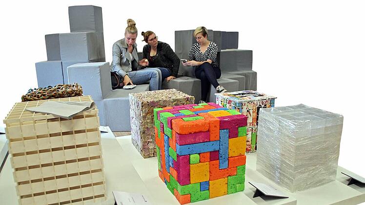 Verschiedene Varianten von Sitzgelegenheiten werden vorgestellt. Foto: Helke Renner