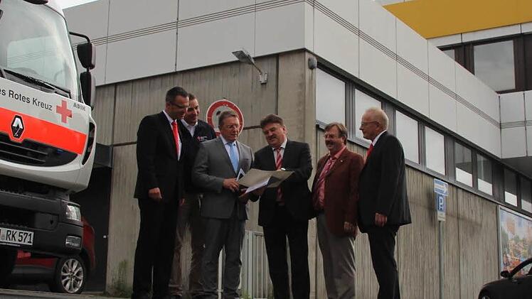 Die BRK-Führungsriege vor dem künftigen Verwaltungssitz - von links: Jürgen Dippold, Maximilian Türk, Henry Schramm, Klaus Peter Söllner, Albert Kolb und Jürgen Schmidt. Foto: Matthias Beetz