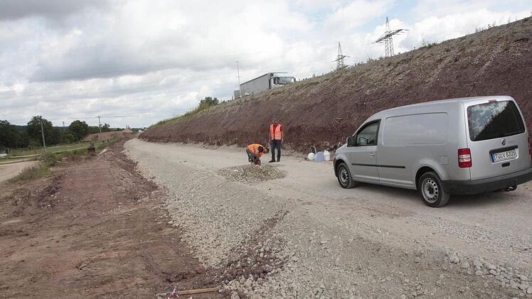 Die Böschung der A73 wird aufgeschüttet und verdichtet. Foto: Josef Hofbauer