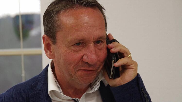 Das Ergebnis entgegen nahm Norbert Gräbner im Marktrodacher Rathaus. Hier gratuliert er Klaus Löffler telefonisch zum Wahlsieg.  Foto: Marco Meißner