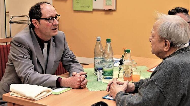 Der neue Kurstift-Geschäftsführer Holger Oberfichtner (links) spricht mit einem Stiftsbewohner. Foto: Sigismund von Dobschütz