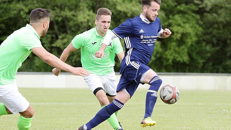 Der Hallstadter Alexander Leier (r.) enteilt Kevin Will (hinten).