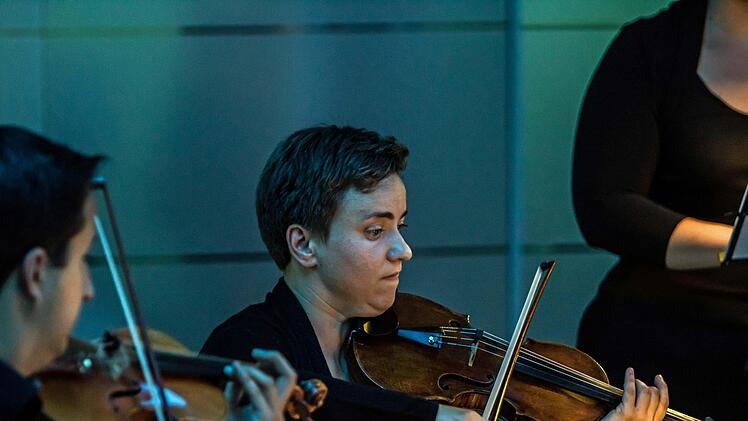 Daniela Steinmetz beim "Klanggrenzen"-Konzert in der VR-Bank CoburgFoto: Jochen Berger