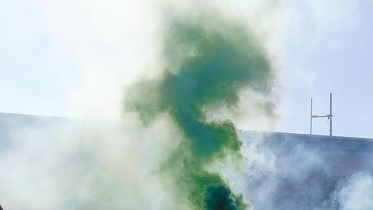 Zuvor war eine Explosion auf dem Dach simuliert worden, der schwere Rauchentwicklung folgte. Foto: Petra Malbrich