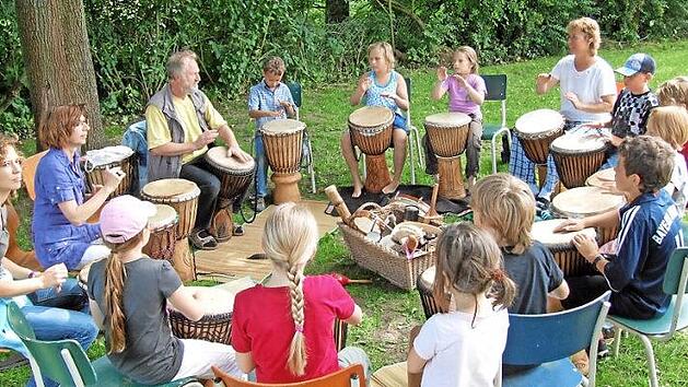 Wie auf dem Bild vor zehn Jahren k&ouml;nnen auch bei dem zweiten Mach-mit-Fest in Kraisdorf am ersten Juni-Wochenende Kinder und Erwachsene bei einem Trommel-Workshop kr&auml;ftig mittrommeln. Foto: Archiv/ka