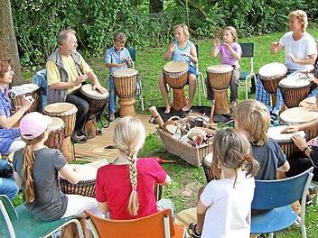 Wie auf dem Bild vor zehn Jahren können auch bei dem zweiten Mach-mit-Fest in Kraisdorf am ersten Juni-Wochenende Kinder und Erwachsene bei einem Trommel-Workshop kräftig mittrommeln. Foto: Archiv/ka