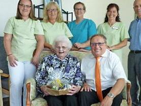 Anna Kießling feierte 90. Geburtstag. Unser Bild zeigt (sitzend) die Jubilarin zusammen mit stellvertretendem Landrat Dieter Schaar sowie stehend (rechts) Bürgermeister Franz Uome sowie (von links) Yvonne Kasper, Marion Asbach, Sarah Hehne und Marion Kolb von der Wohngruppe B des Seniorenheimes.  Foto: Klaus-Peter Wulf