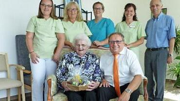 Anna Kießling feierte 90. Geburtstag. Unser Bild zeigt (sitzend) die Jubilarin zusammen mit stellvertretendem Landrat Dieter Schaar sowie stehend (rechts) Bürgermeister Franz Uome sowie (von links) Yvonne Kasper, Marion Asbach, Sarah Hehne und Marion Kolb von der Wohngruppe B des Seniorenheimes.  Foto: Klaus-Peter Wulf