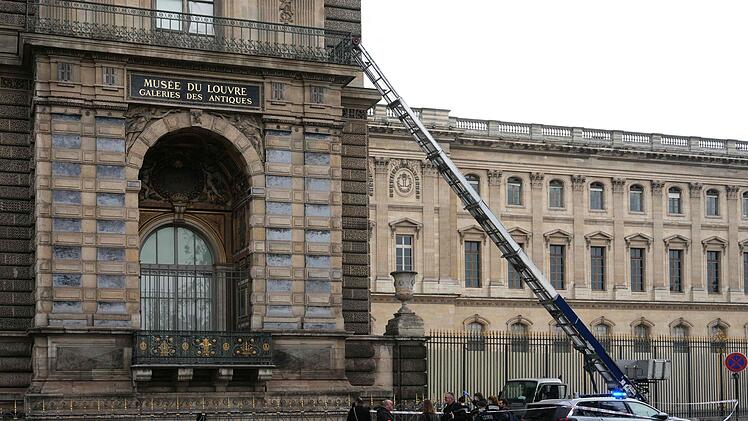 Raubüberfall auf Louvre in Paris